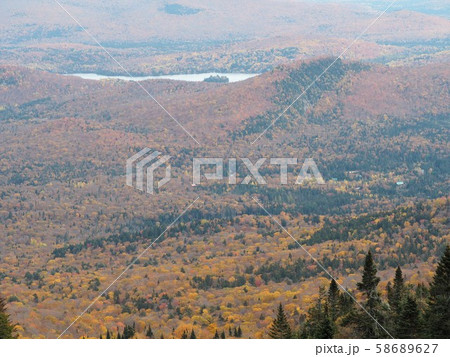 カナダ・ケベック州のモン・トランブランから眺めるローレンシャン高原の紅葉と湖 58689627