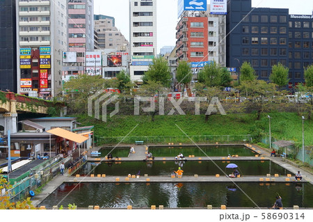 【千代田区】市ヶ谷駅前の釣り堀 58690314