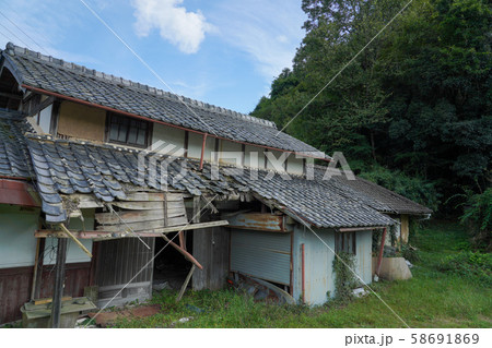 屋根が老朽化した田舎の住宅 屋根が老朽化した田舎の住宅 58691869