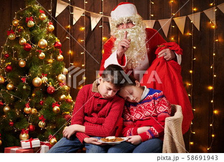 The children waited a long time for Santa, now 58691943