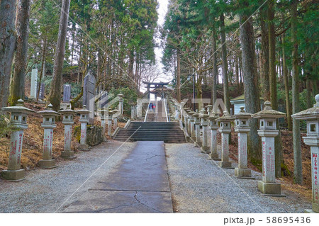 埼玉県秩父市の三峯神社の遥拝殿(ようはいでん)につながる石段 58695436