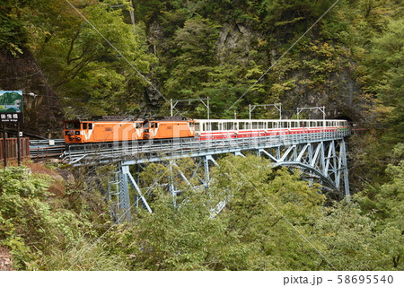 黒部峡谷鉄道　後曳橋を行くトロッコ列車 58695540