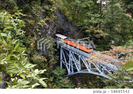 黒部峡谷鉄道 後曳橋を行くトロッコ列車 黒部峡谷鉄道 後曳橋を行くトロッコ列車 58695542
