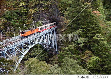 黒部峡谷鉄道　後曳橋を行くトロッコ列車 58695544