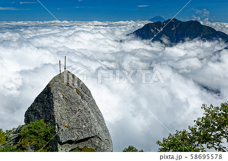 甲斐駒ヶ岳・黒戸尾根の剣と雲上の鳳凰山・富士山 58695578
