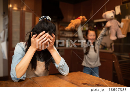 育児に疲れた女性 育児に疲れた女性 58697383