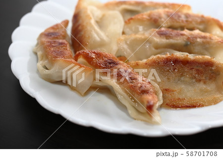 タレをかけた餃子 タレをかけた餃子 58701708