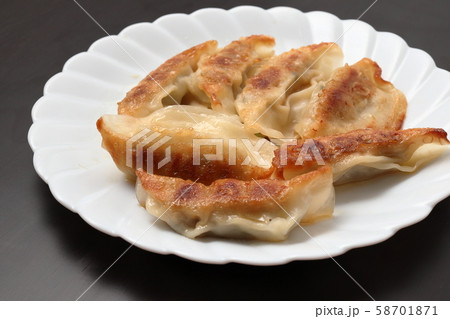 タレをかけた餃子 58701871