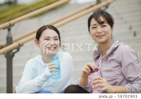 若い女性　ウオーキング　エクササイズ 58702903