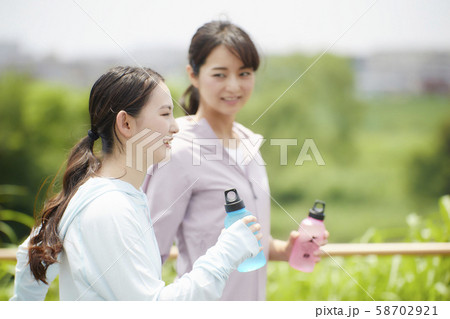 若い女性　ジョギング　エクササイズ 58702921