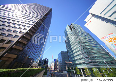 日本の東京都市景観　浜松町駅前・世界貿易センタービルや六本木ヒルズ、東京タワー…（台風一過で青空） 58702999