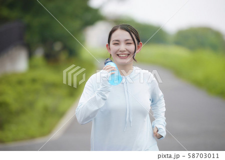 若い女性 ジョギング エクササイズ 若い女性 ジョギング エクササイズ 58703011
