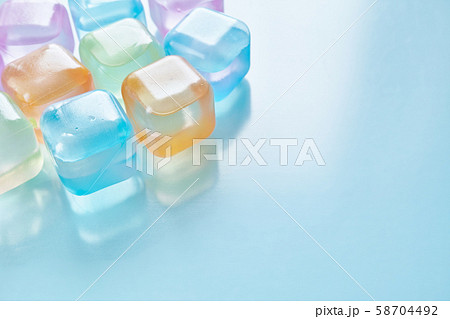 凍っていないカラーアイスキューブ　左寄り　右空き 58704492