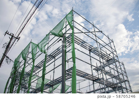 住宅の建設現場の足場 住宅の建設現場の足場 58705246