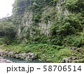 山の中そびえ立つ崖と川 58706514