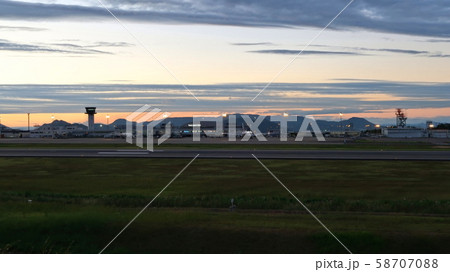 夕暮れの高松空港１ 58707088