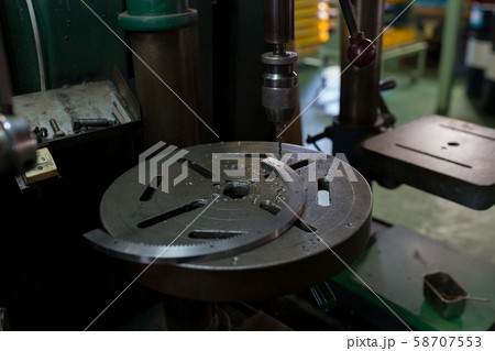 ボール盤で穴あけ ボール盤で穴あけ 58707553