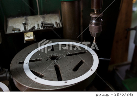 ボール盤で穴あけ作業 58707848