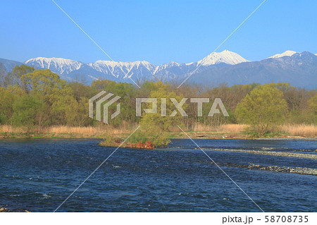 安曇野　春の犀川と北アルプス 58708735