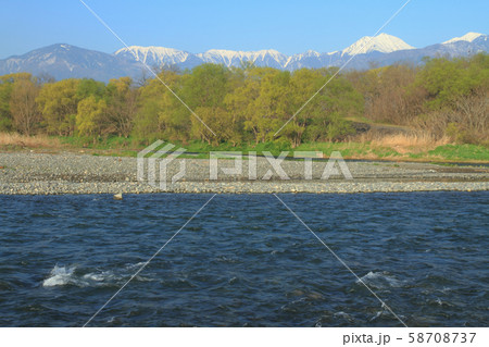 安曇野　春の犀川と北アルプス 58708737