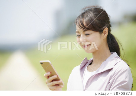 若い女性 ジョギング エクササイズ 若い女性 ジョギング エクササイズ 58708872