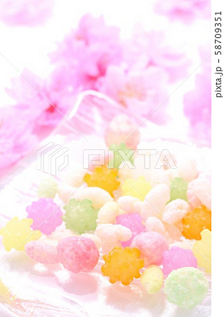 ひなあられ コンペイトウ 桃の花 白背景 ひなあられ コンペイトウ 桃の花 白背景 58709351