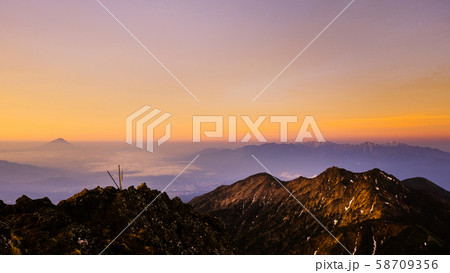 春の八ヶ岳登山：赤岳山頂の夜明け （富士山・南アルプス遠望） 58709356