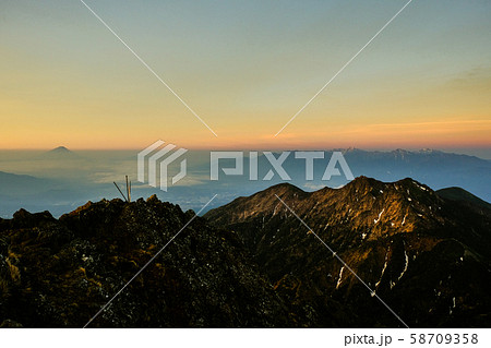 春の八ヶ岳登山：赤岳山頂の夜明け （富士山・南アルプス遠望） 58709358