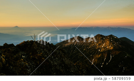 春の八ヶ岳登山：赤岳山頂の夜明け （富士山・南アルプス遠望） 58709359