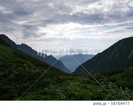 剣沢と霞む後ろ立山連峰 剣沢と霞む後ろ立山連峰 58709477