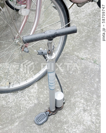 自転車と空気入れ 自転車と空気入れ 58709747