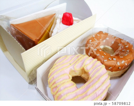 紙製のドーナツとケーキ 紙製のドーナツとケーキ 58709812