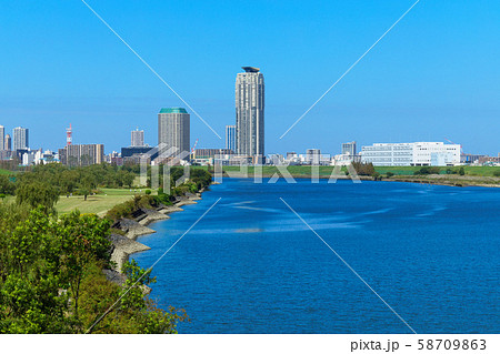 鹿浜橋より青空が広がる川口元郷の住宅街を望む　 58709863