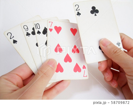 手に持ったトランプカード 58709872
