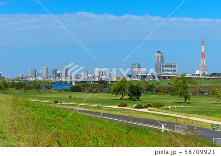 荒川の川原より青空が広がる川口元郷の住宅街を望む　 58709921
