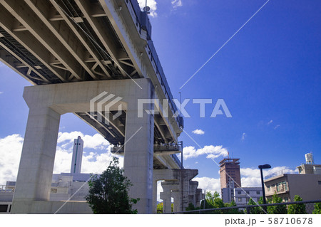 青空と高速道路 58710678