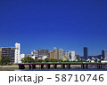 青空と河川沿い街並み 58710746