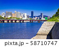 青空と河川沿い街並み 58710747