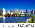 青空と河川沿い街並み 58710748