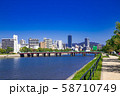 青空と河川沿い街並み 58710749