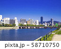 青空と河川沿い街並み 58710750