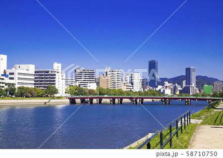 青空と河川沿い街並み 青空と河川沿い街並み 58710750