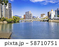 青空と河川沿い街並み 58710751