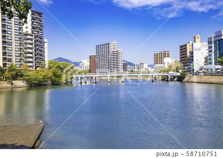 青空と河川沿い街並み 58710751