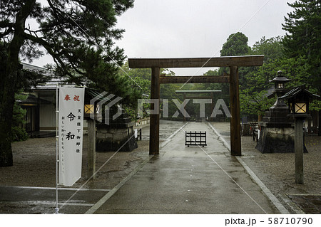 雨の高岡古城公園　射水神社　富山県高岡市 58710790