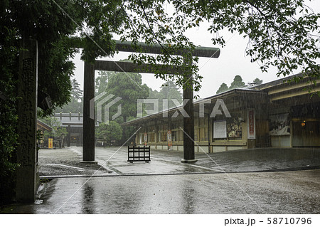 雨の高岡古城公園 射水神社 富山県高岡市の写真素材