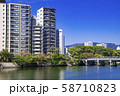 青空と河川沿い街並み 58710823