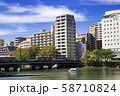 青空と河川沿い街並み 58710824