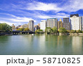 青空と河川沿い街並み 58710825