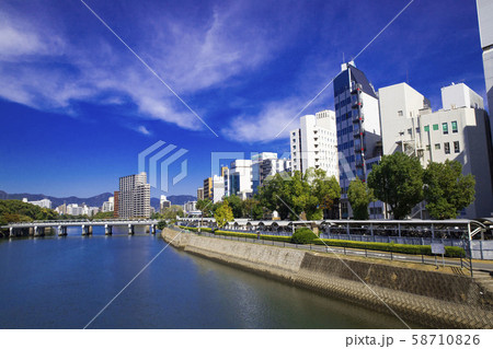 青空と河川沿い街並み 青空と河川沿い街並み 58710826